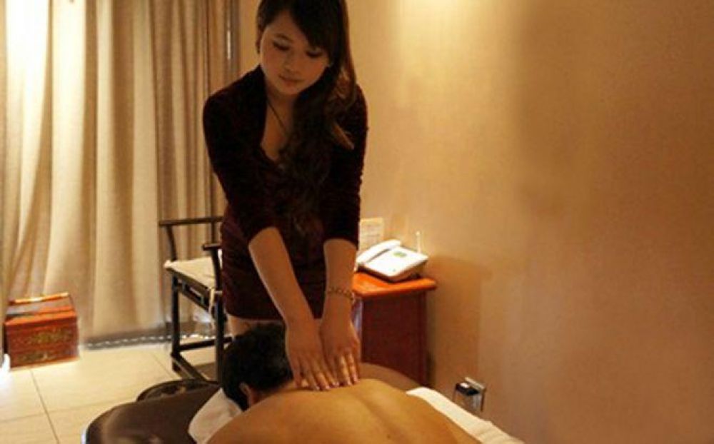 Girl gets happy ending massage